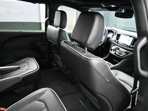 Used 2024 Chrysler Pacifica Limited w/ S Appearance Package image 50