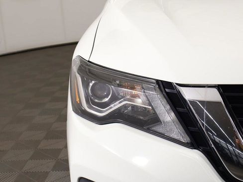 Used 2020 Nissan Pathfinder SV image 11