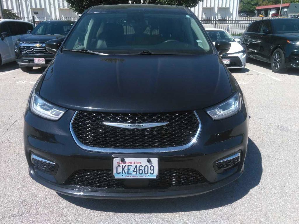 Used 2023 Chrysler Pacifica Touring-L FWD image 2