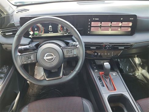 Certified 2025 Nissan Kicks SR image 27