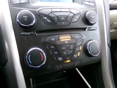 Used 2018 Ford Fusion SE image 19