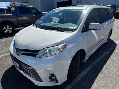 Used 2019 Toyota Sienna XLE w/ XLE Navigation Package FWD image 2