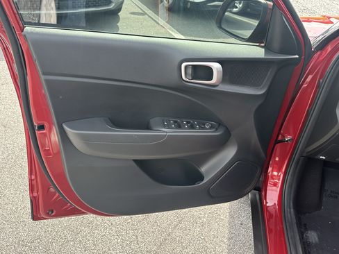 Used 2025 Hyundai Venue SEL FWD image 10