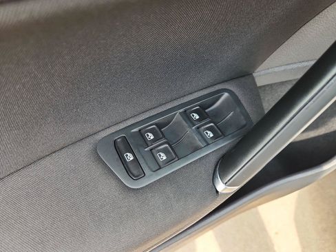 Used 2016 Volkswagen Golf S FWD image 22