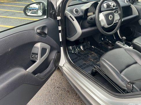 Used 2015 smart fortwo pure RWD image 16