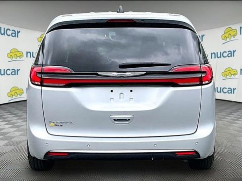 Used 2023 Chrysler Pacifica Touring-L FWD image 4