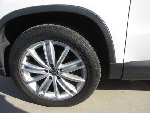 Used 2009 Volkswagen Tiguan SE image 5
