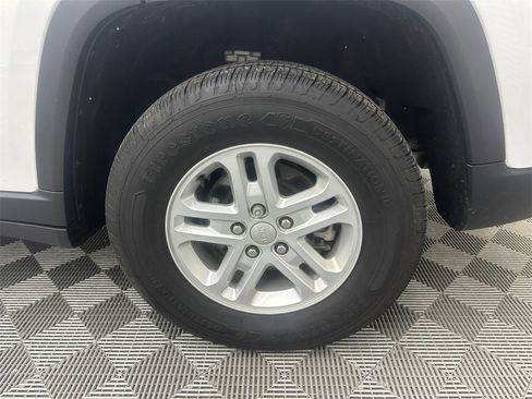 Used 2023 Jeep Grand Cherokee Laredo w/ Luxury Tech Group I image 20