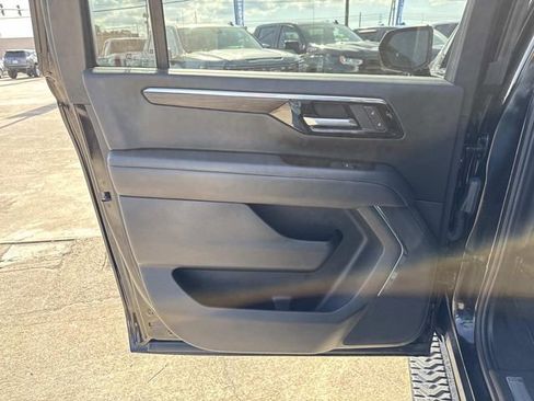 Used 2025 Chevrolet Suburban Z71 image 38