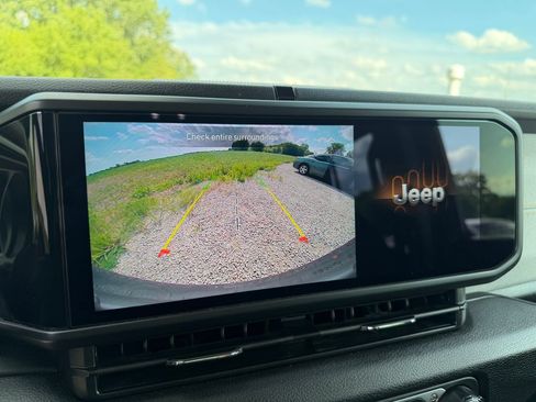 Used 2025 Jeep Wrangler Unlimited Sport AWD/4WD image 7