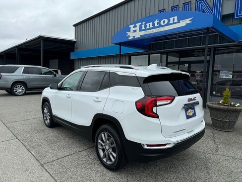 Used 2024 GMC Terrain SLT AWD/4WD image 3