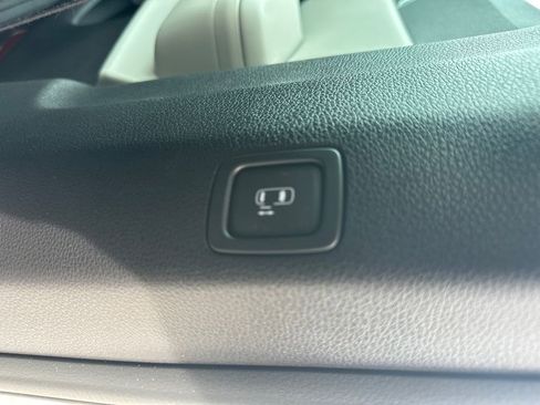 Used 2023 Kia Carnival LX FWD image 15