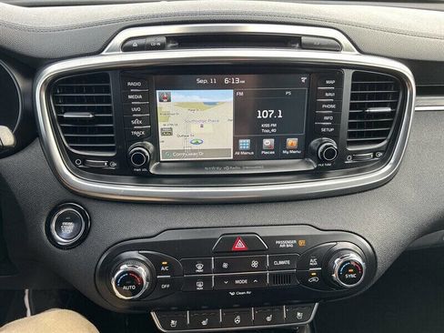 Used 2018 Kia Sorento SX image 22
