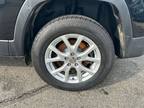 Used 2017 Jeep Cherokee Latitude w/ Cold Weather Group image 28