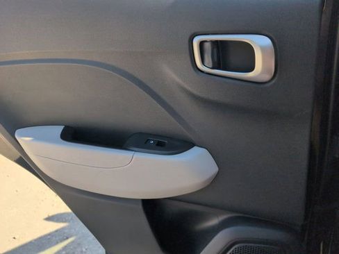 Used 2025 Hyundai Venue SEL FWD image 26