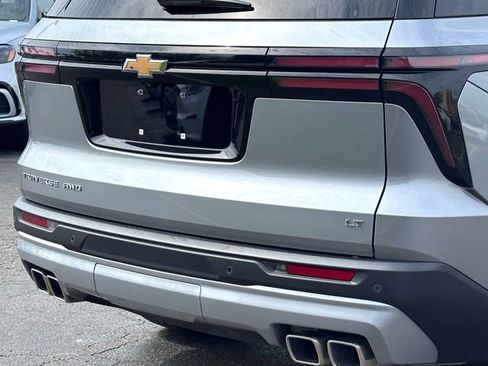 Used 2024 Chevrolet Traverse LT image 12