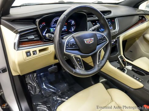 Used 2017 Cadillac XT5 Luxury w/ Driver Awareness Package AWD/4WD image 10