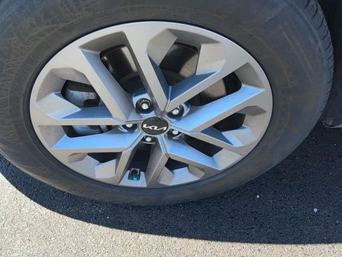 Used 2023 Kia Telluride LX image 5