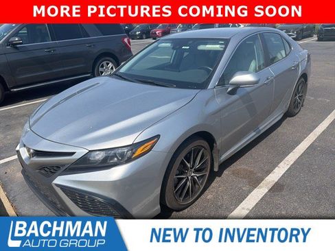 Used 2022 Toyota Camry SE w/ Convenience Package image 3