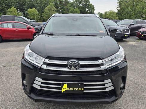 Used 2017 Toyota Highlander XLE w/ Carpet Mat Package AWD/4WD image 4