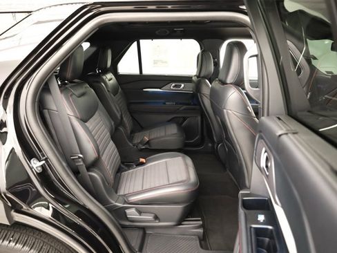 Used 2025 Ford Explorer ST-Line w/ Premium Package image 34