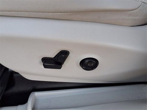 Used 2021 Chrysler Pacifica Touring-L image 46