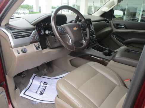 Used 2019 Chevrolet Suburban LT w/ Luxury Package RWD image 8