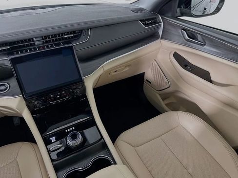 Used 2025 Jeep Grand Cherokee Limited w/ Luxury Tech Group II image 26