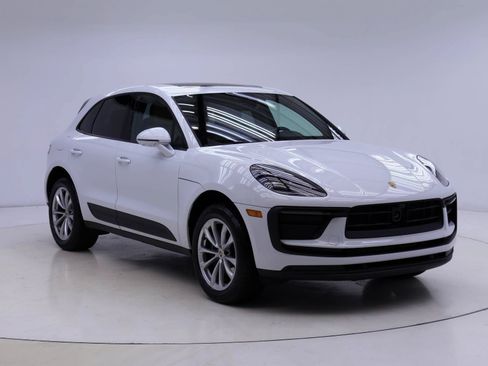 Used 2025 Porsche Macan AWD/4WD image 10