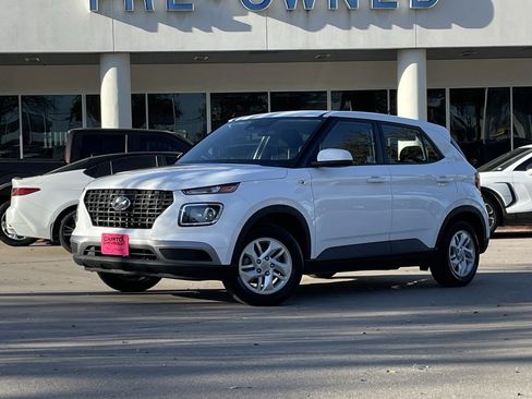 Used 2025 Hyundai Venue SE image 2