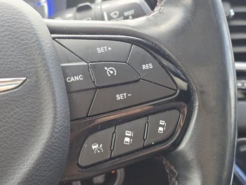 Used 2020 Chrysler Pacifica Touring-L image 28