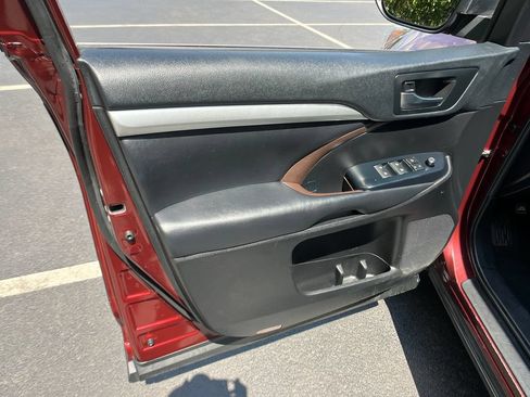 Used 2019 Toyota Highlander XLE AWD/4WD image 12