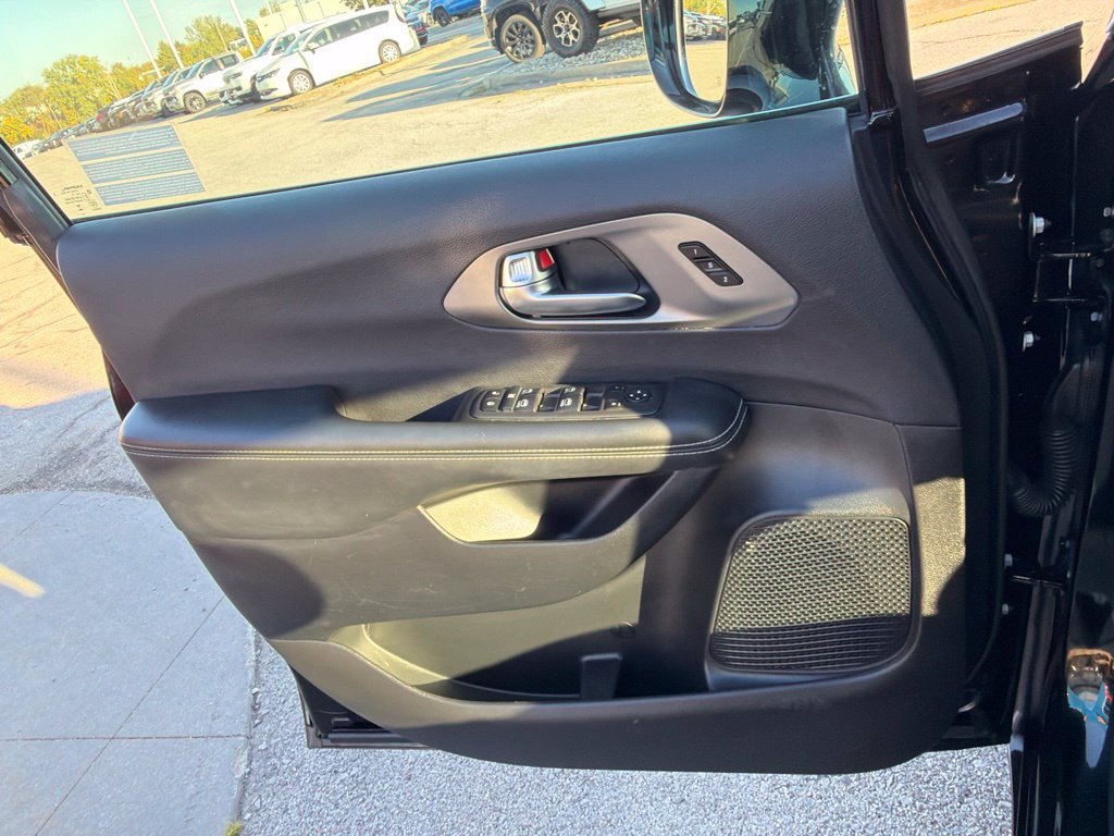 Used 2025 Chrysler Pacifica Select FWD image 35