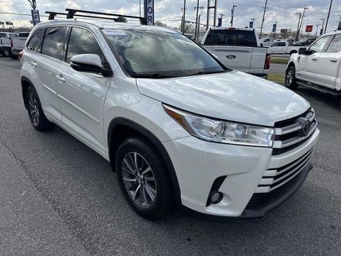 Used 2017 Toyota Highlander XLE image 3