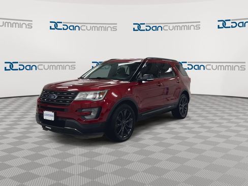 Used 2017 Ford Explorer XLT w/ Equipment Group 202A AWD/4WD image 4