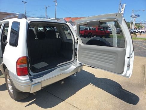 Used 2001 Chevrolet Tracker LT AWD/4WD image 11