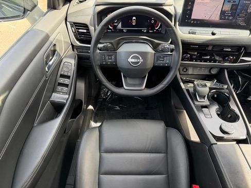 Used 2025 Nissan Rogue SL AWD/4WD image 15