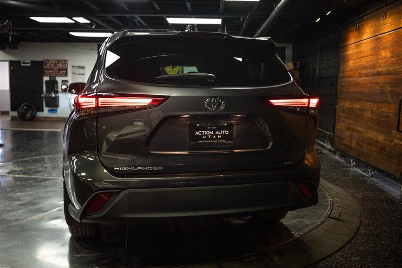 Used 2023 Toyota Highlander XLE FWD image 6
