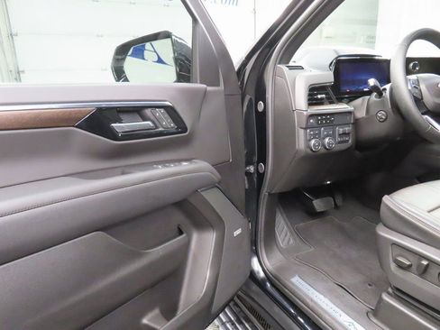 Used 2025 Chevrolet Suburban High Country image 44