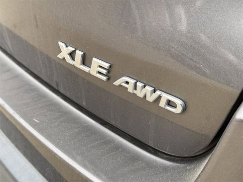 Used 2018 Toyota Highlander XLE image 8