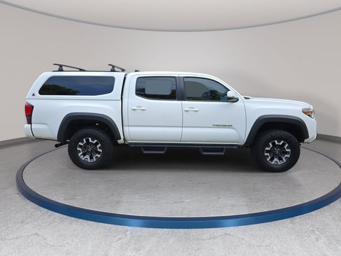 Used 2019 Toyota Tacoma TRD Off-Road w/ Technology Package AWD/4WD image 4