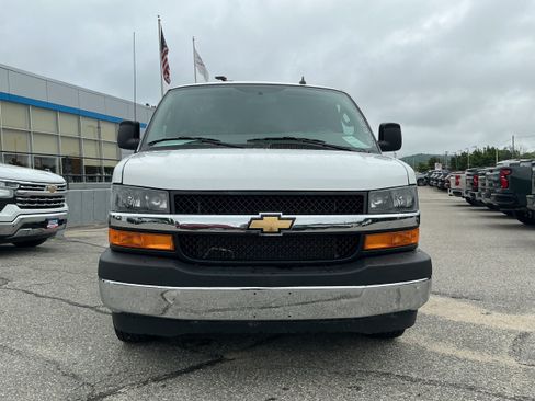 Used 2022 Chevrolet Express 2500 w/ Driver Convenience Package RWD image 4