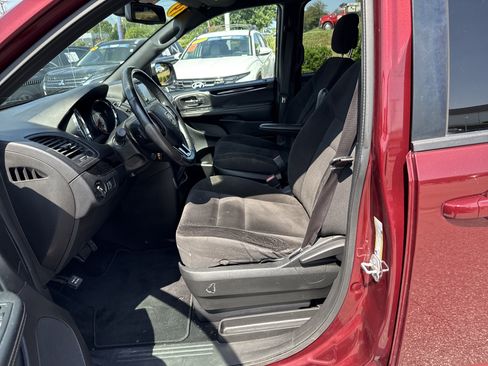 Used 2019 Dodge Grand Caravan SE FWD image 16