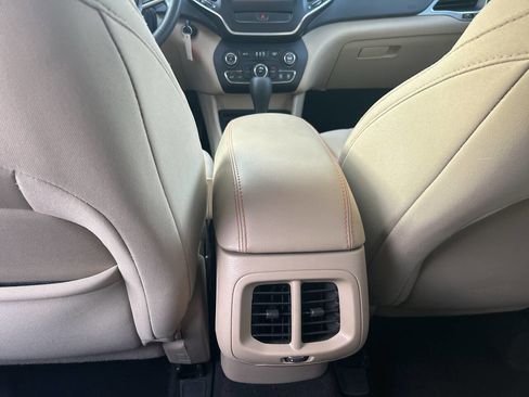 Used 2019 Jeep Cherokee Latitude w/ Popular Appearance Group image 14