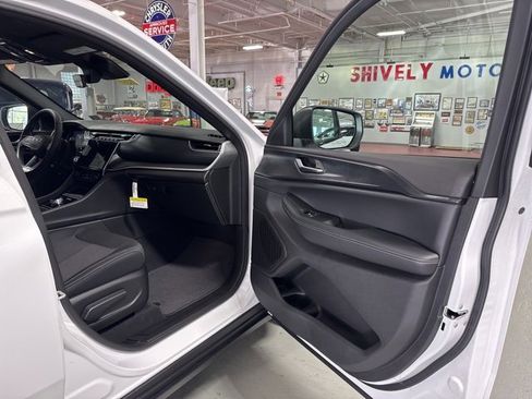 New 2025 Jeep Grand Cherokee Laredo X w/ Luxury Tech Group I image 40