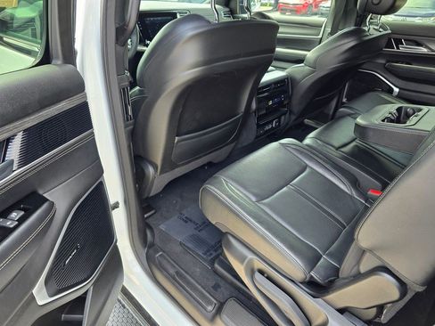 Used 2023 Jeep Wagoneer Series II AWD/4WD image 32