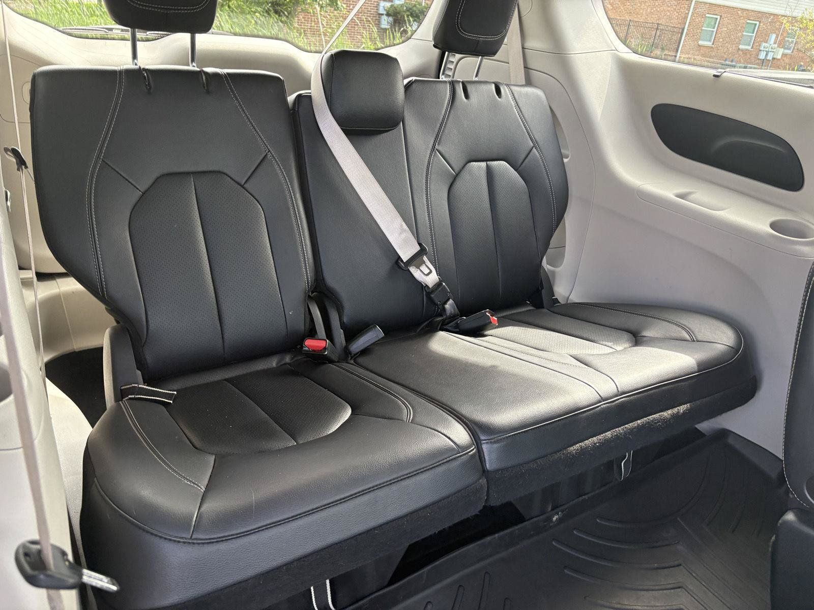 Used 2022 Chrysler Pacifica Touring-L AWD/4WD image 11