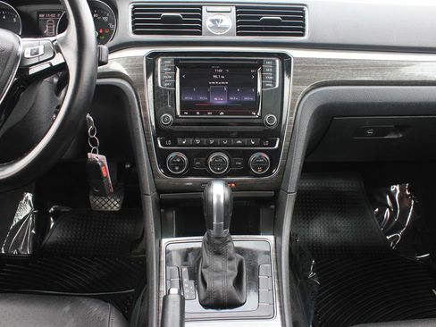 Used 2016 Volkswagen Passat 1.8T image 12