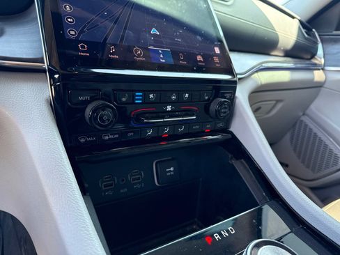 Used 2023 Jeep Grand Cherokee Overland RWD image 16