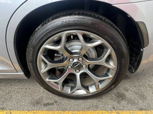 Used 2018 Chrysler 300 S w/ 300S Premium Group RWD image 10